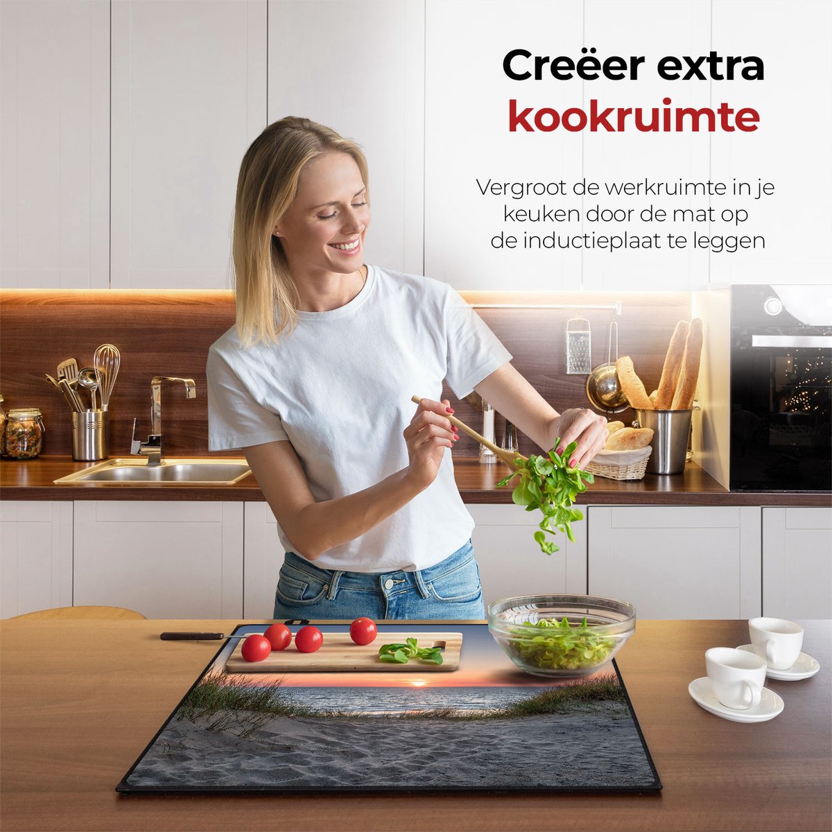 Vrouw in de keuken bezig met eten voorbereiden met behulp van de inductie beschermer strand en duinen