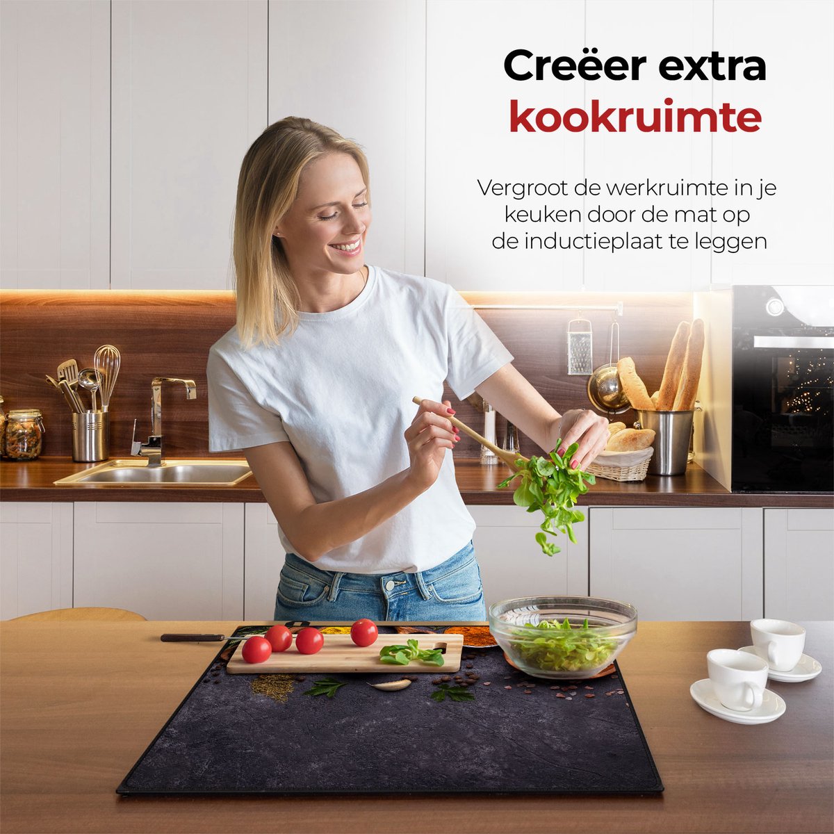 Vrouw in de keuken bezig met eten voorbereiden met behulp van de inductie beschermer kruiden en specerijen