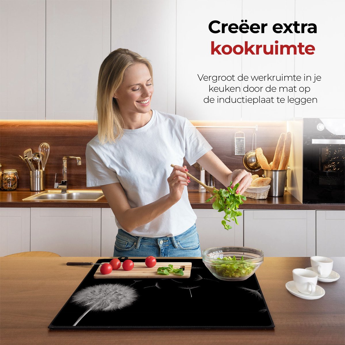 Vrouw in de keuken bezig met eten voorbereiden met behulp van de inductie beschermer paardenbloem
