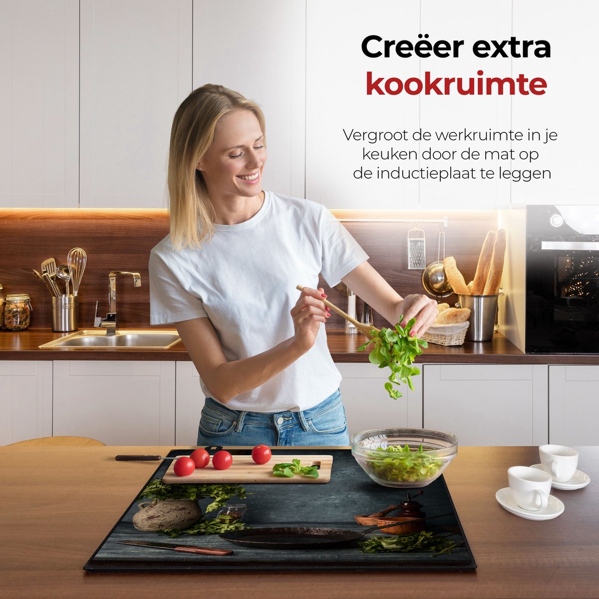 Vrouw in de keuken bezig met eten voorbereiden met behulp van de inductie beschermer rustieke stilleven