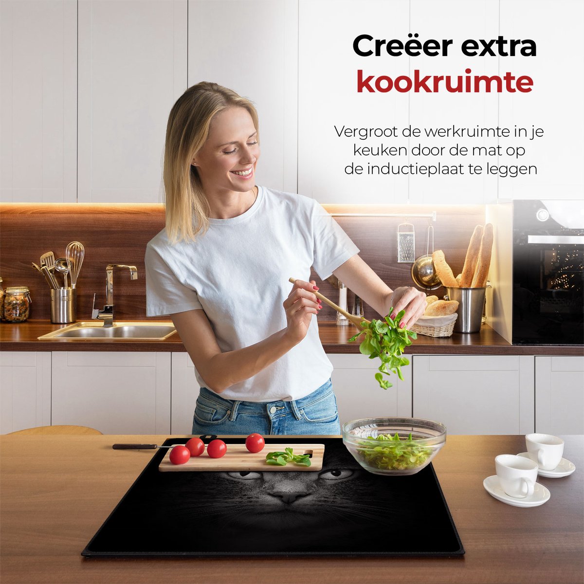 Vrouw in de keuken bezig met eten voorbereiden met behulp van de inductie beschermer kat