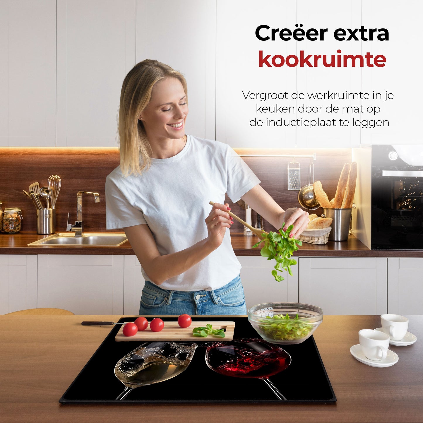 Vrouw in de keuken bezig met eten voorbereiden met behulp van de inductie beschermer wijn
