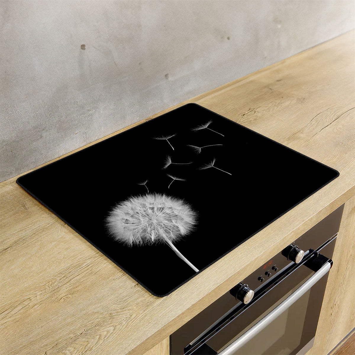 Inductie beschermer paardenbloem op de inductie plaat in de keuken