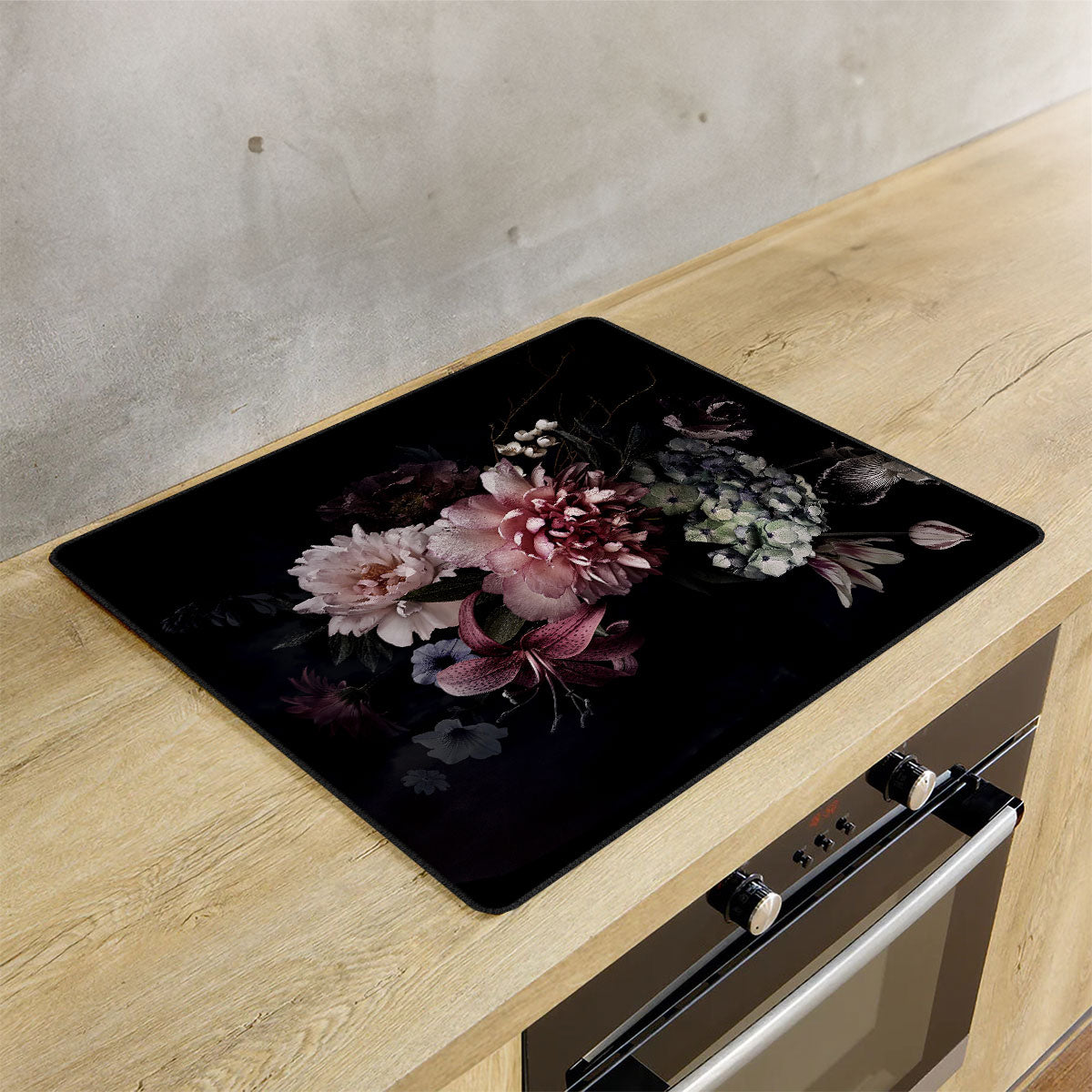 Inductie beschermer vintage bloemen op de inductie plaat in de keuken