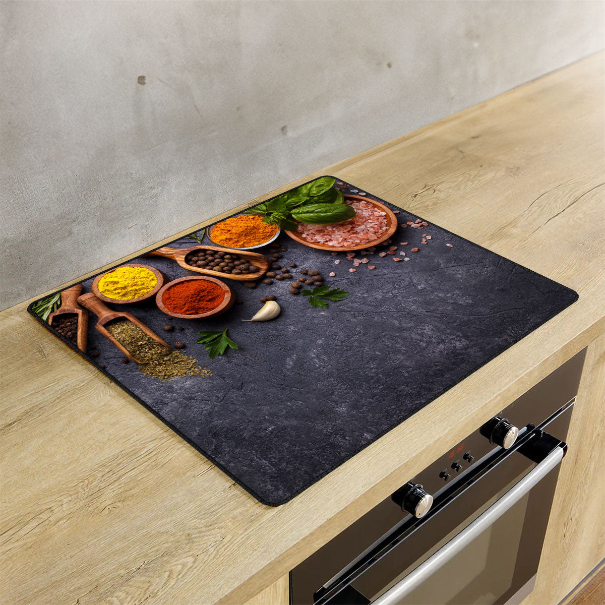 Inductie beschermer kruiden en specerijen op de inductie plaat in de keuken