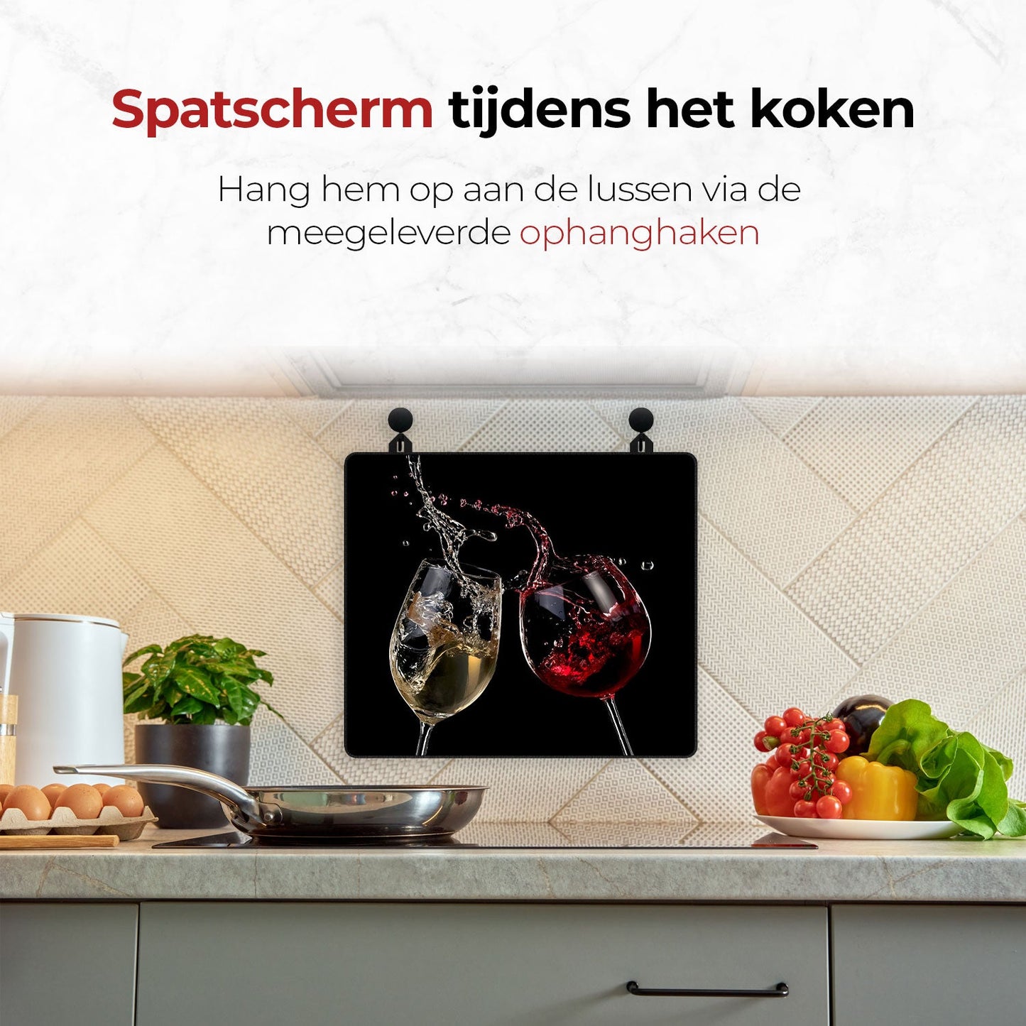 Spatscherm beschermer wijn aan de muur tijdens het koken