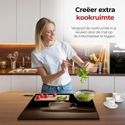 Vrouw in de keuken bezig met eten voorbereiden met behulp van de inductie beschermer koffie