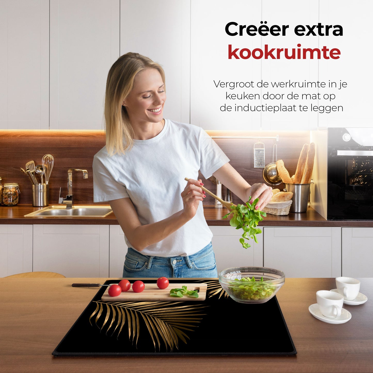 Vrouw in de keuken bezig met eten voorbereiden met behulp van de inductie beschermer gouden bladeren
