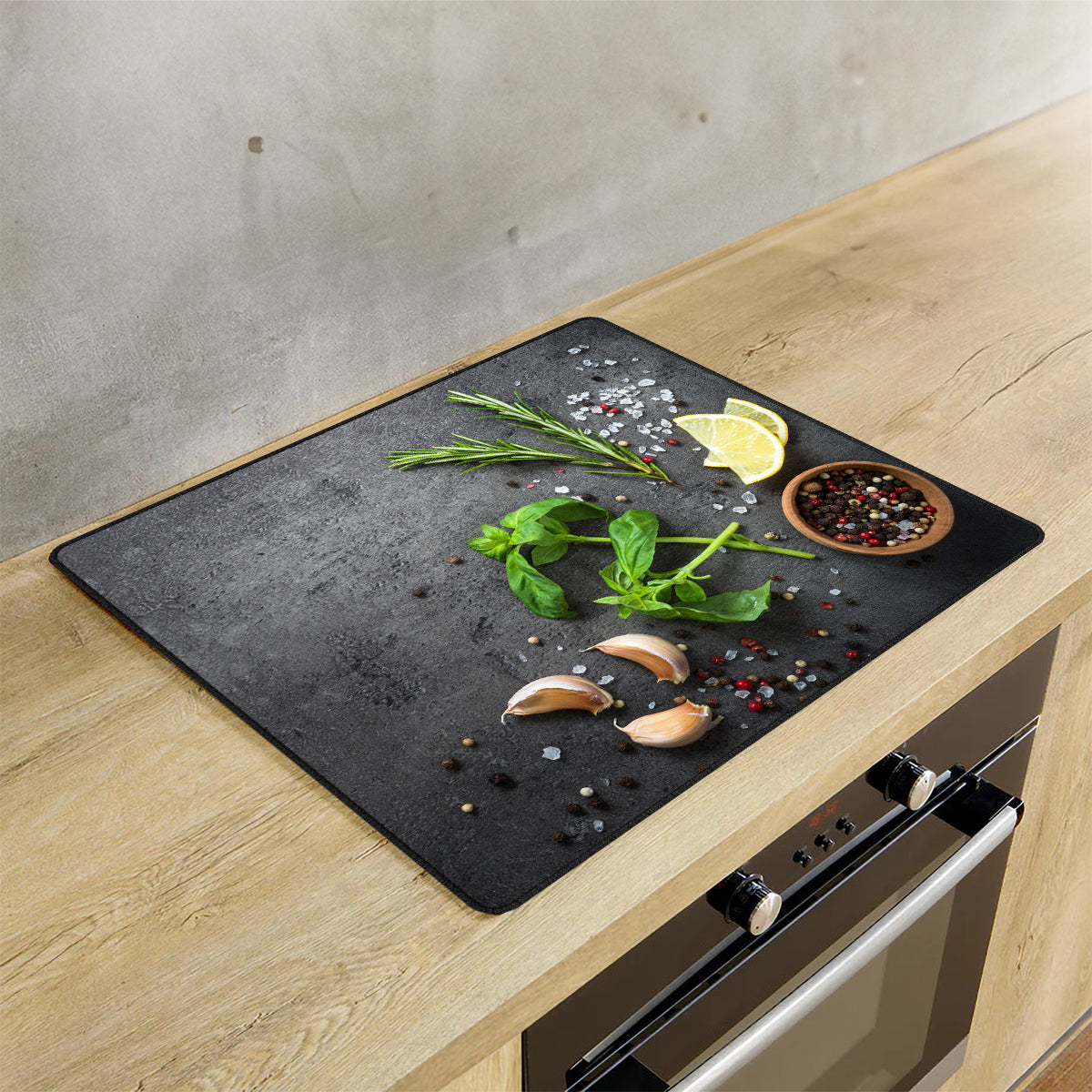 Inductie beschermer kruiden en specerijen limoen op de inductie plaat in de keuken