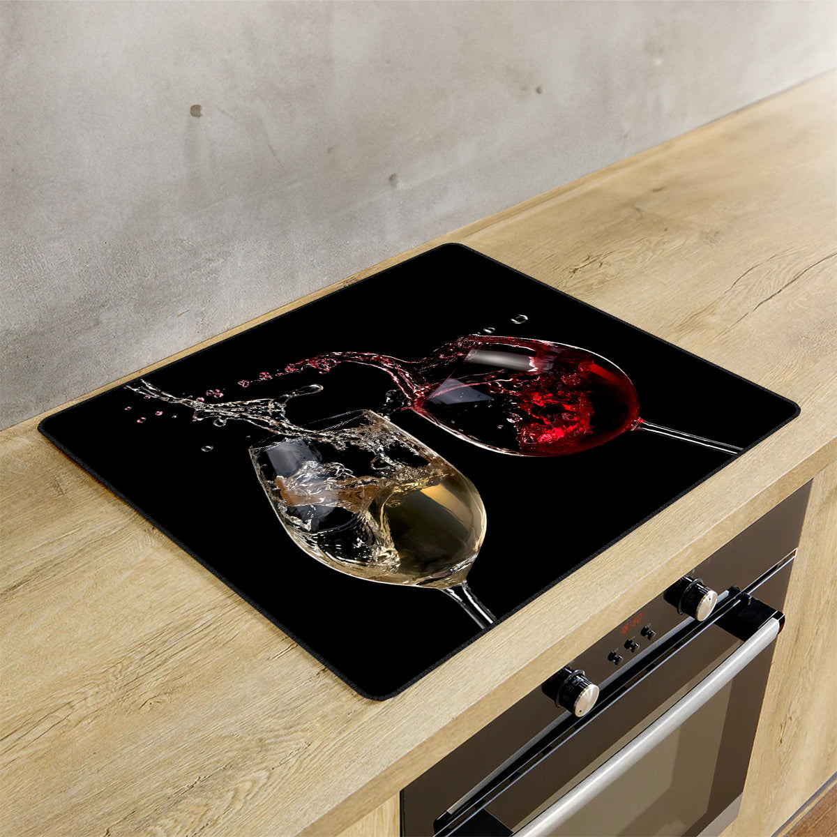 Inductie beschermer wijn op de inductie plaat in de keuken