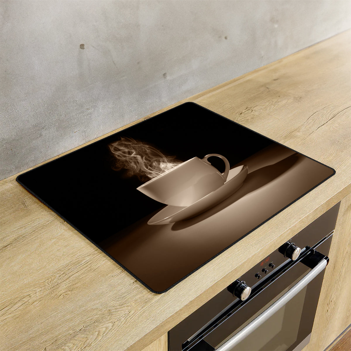 Inductie beschermer koffie op de inductie plaat in de keuken