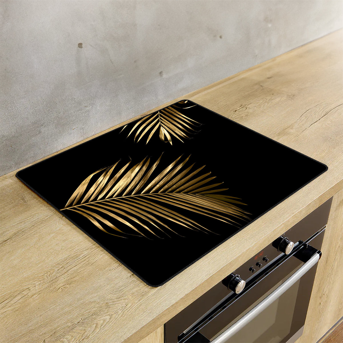 Inductie beschermer gouden bladeren op de inductie plaat in de keuken