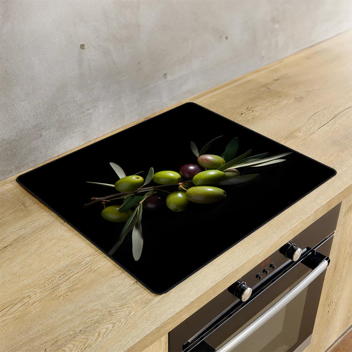 Inductie beschermer olijven op de inductie plaat in de keuken