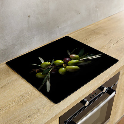 Inductie beschermer olijven op de inductie plaat in de keuken