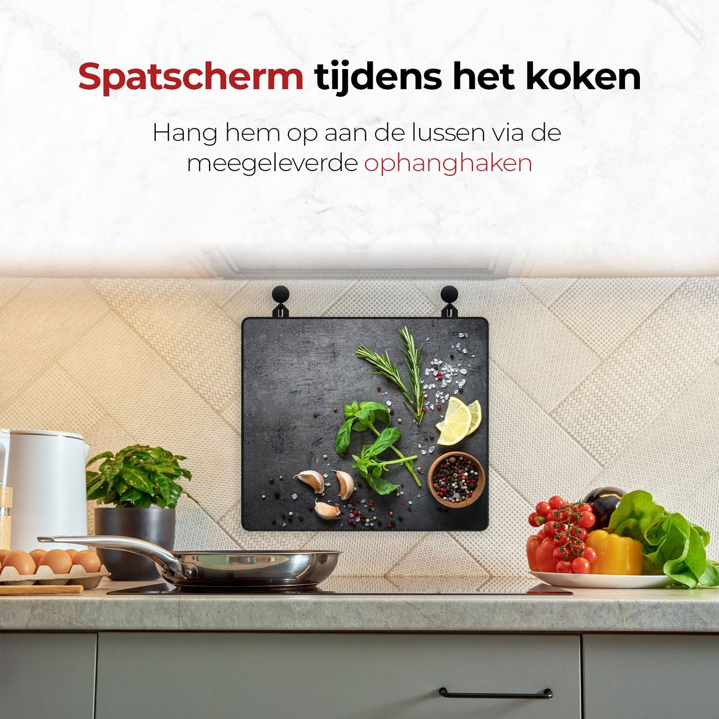 Spatscherm beschermer kruiden en specerijen limoen aan de muur tijdens het koken 